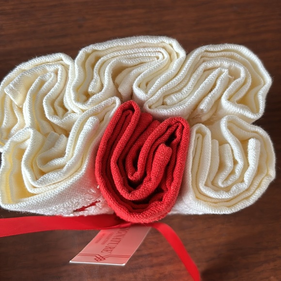 Signature Collection set of 6 Hand Towels NWT Embroidered Cardinals - Picture 6 of 6